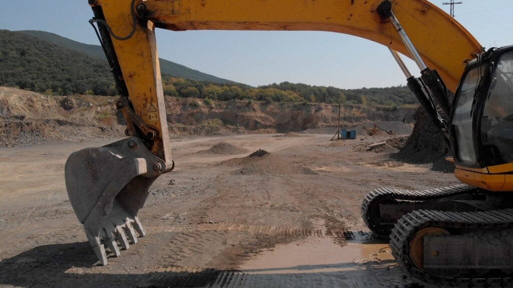 Earthmoving machine for excavation and dumping